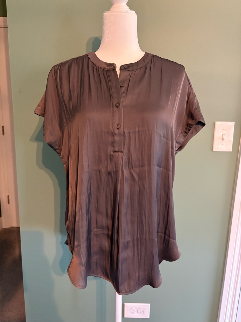 Women’s Old Navy silky Short Sleeve Slate Gray Shirt